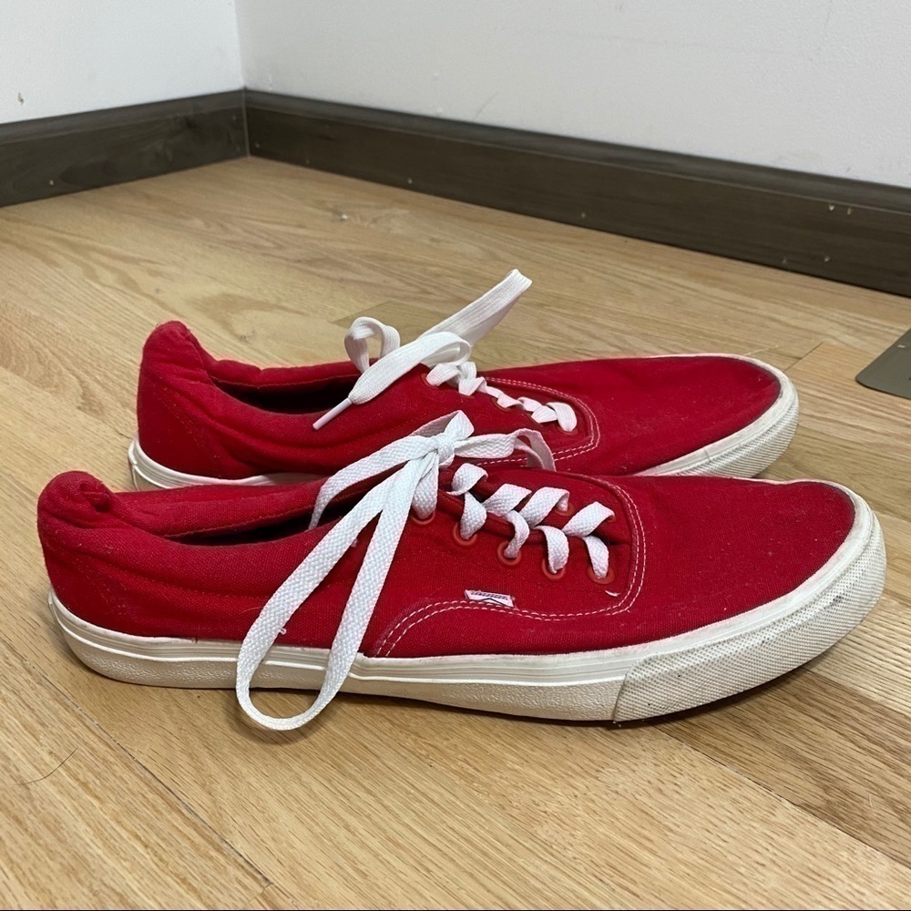 CWS Red Low Top Sneaker Sz 10 Men’s Lace Up